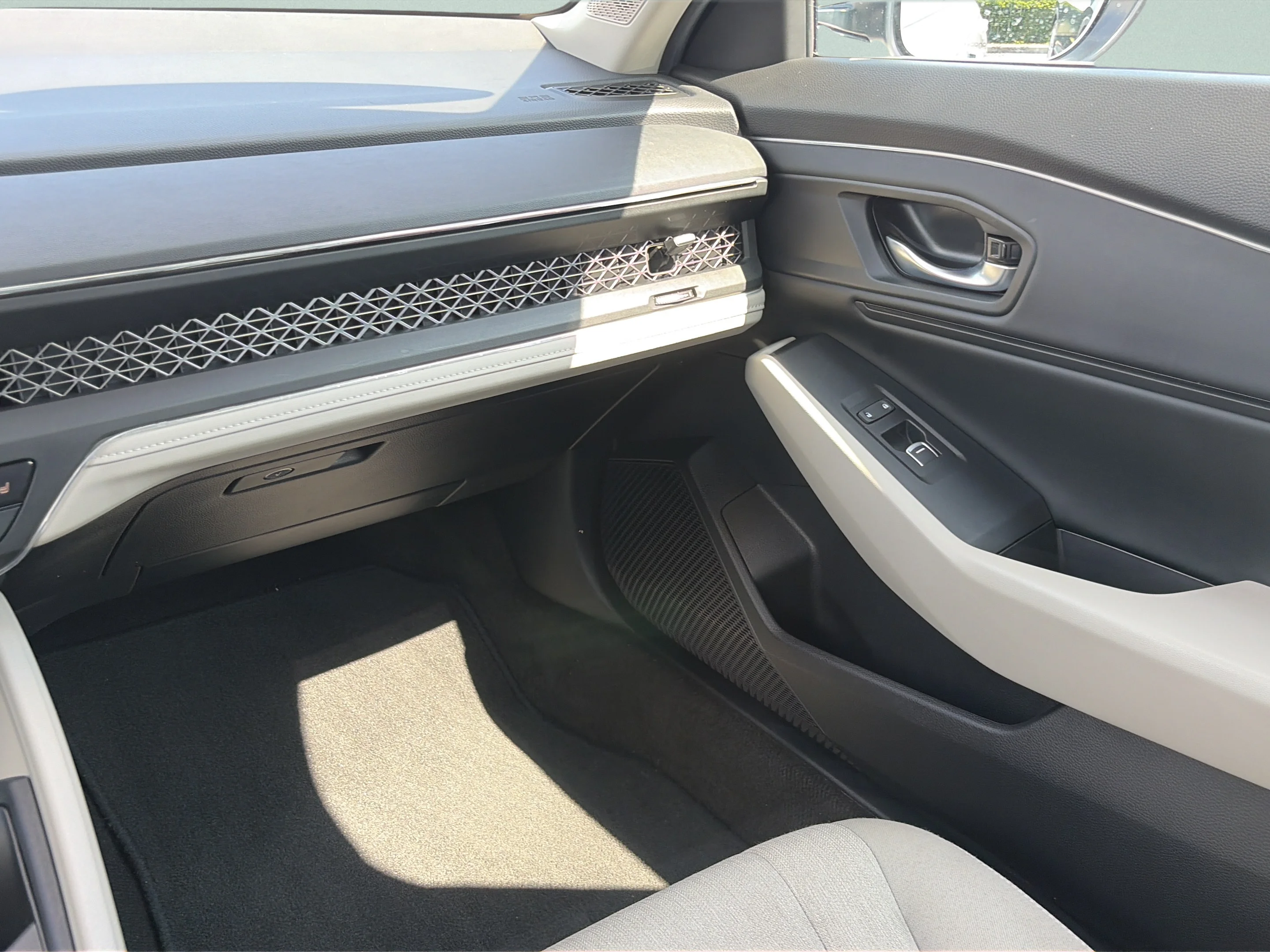 Certified Used 2025 Platinum White Pearl Honda SE image 42