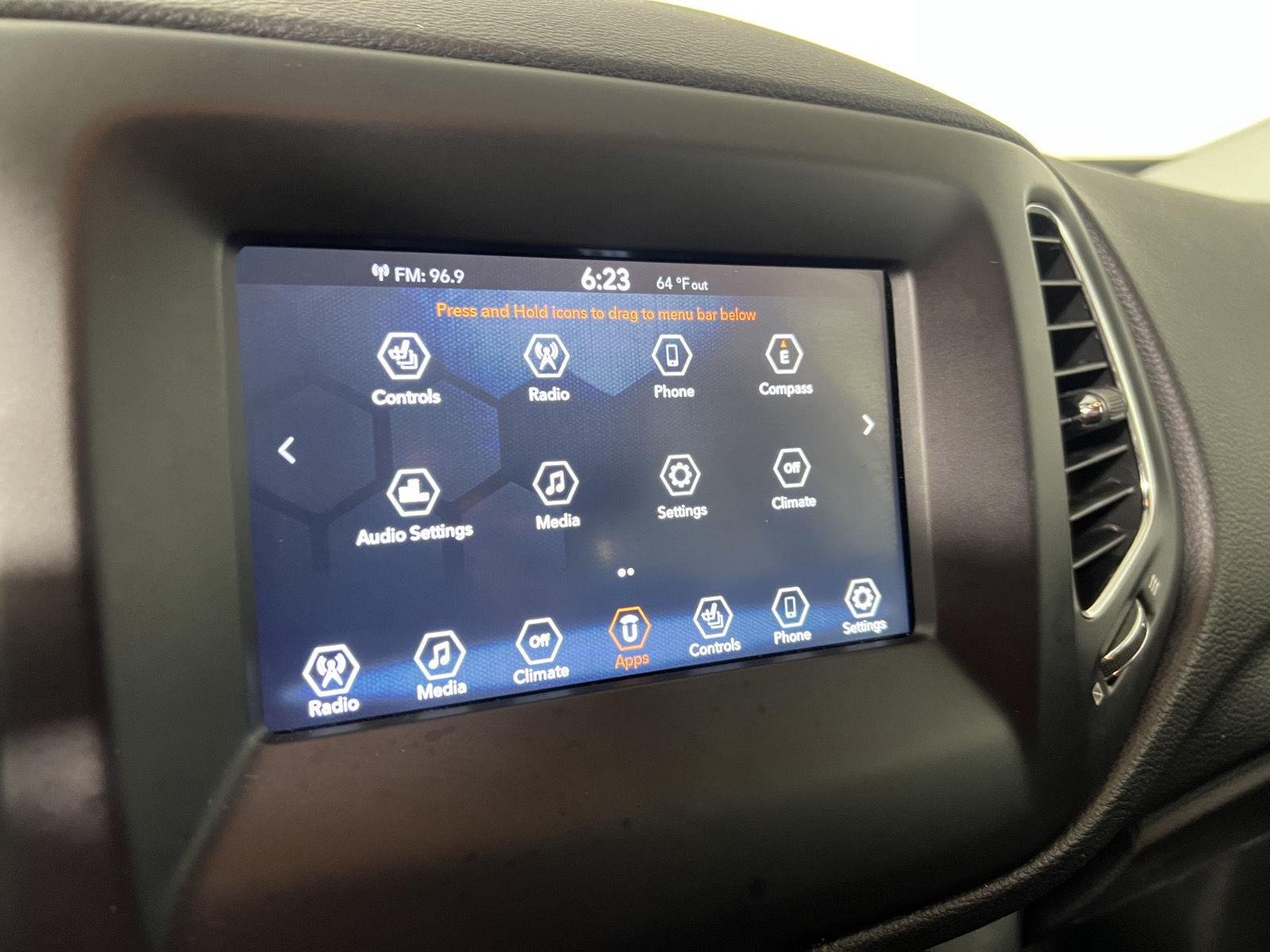 Used 2019 Billet Silver Metallic Clearcoat Jeep Latitude image 10