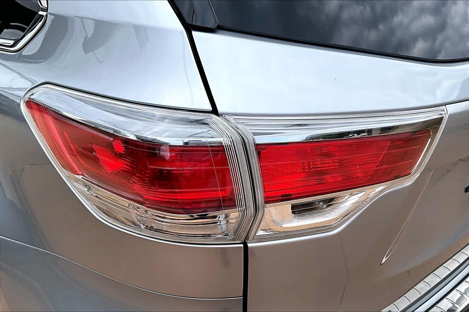 Used 2016 Silver Sky Metallic Toyota XLE image 28
