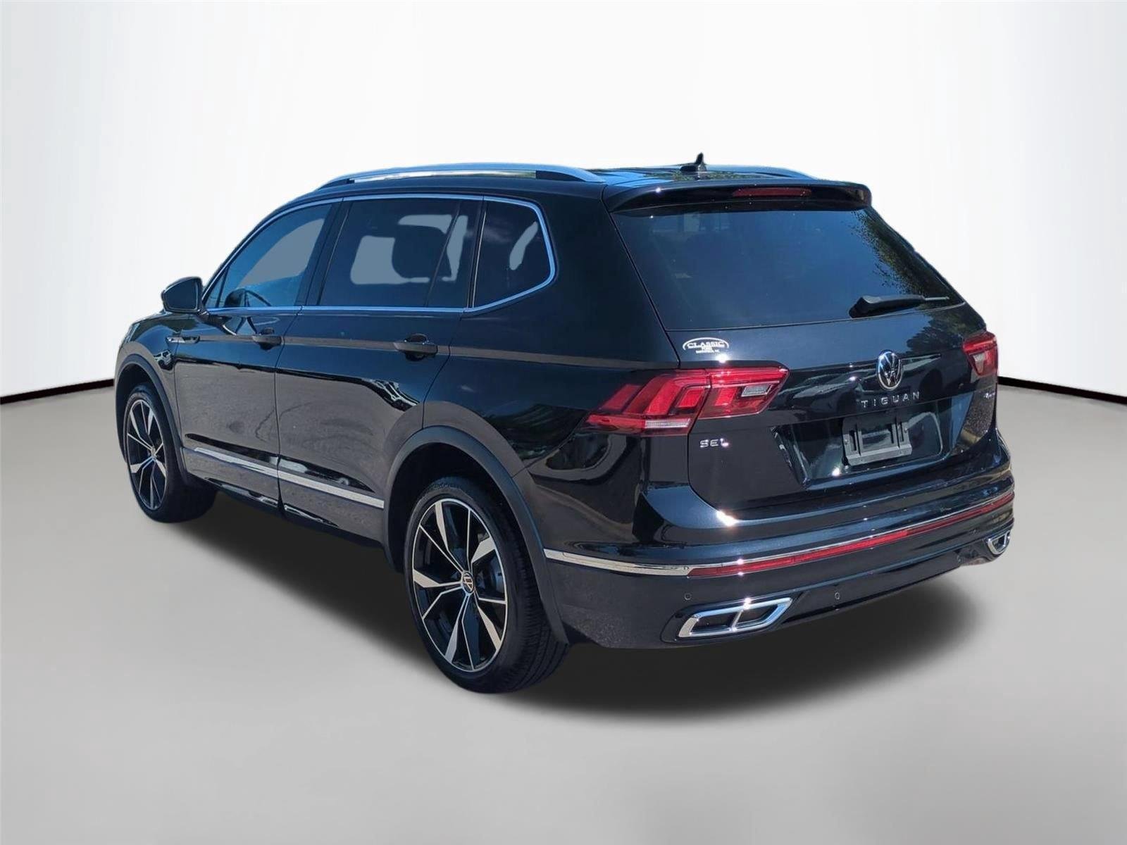 Used 2023  Volkswagen SEL R-Line image 3