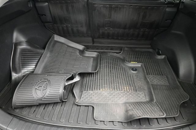 Used 2024  Toyota XLE Premium image 21