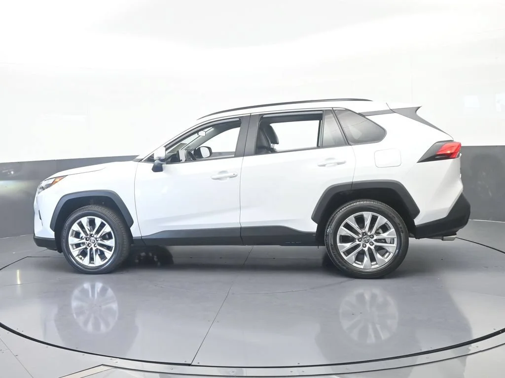 Used 2025 White Toyota XLE Premium image 3