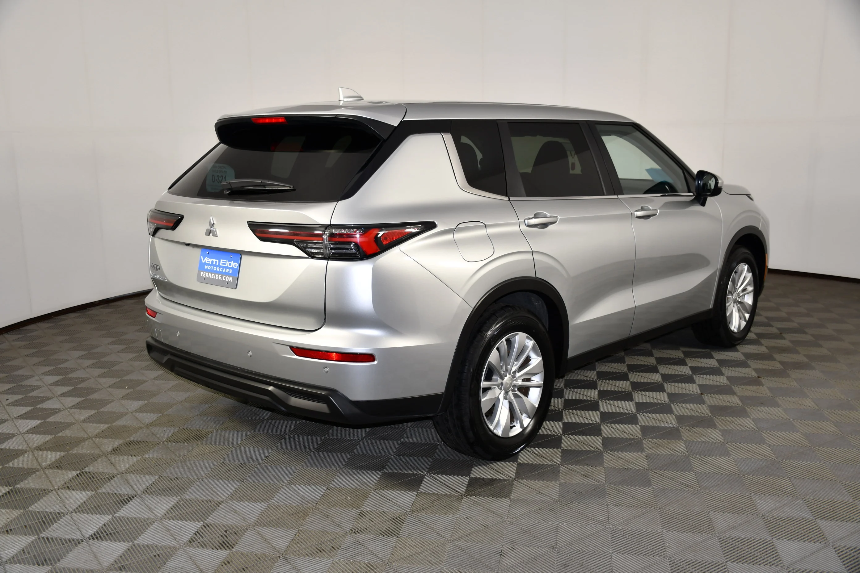 Used 2025 Silver Mitsubishi ES image 5