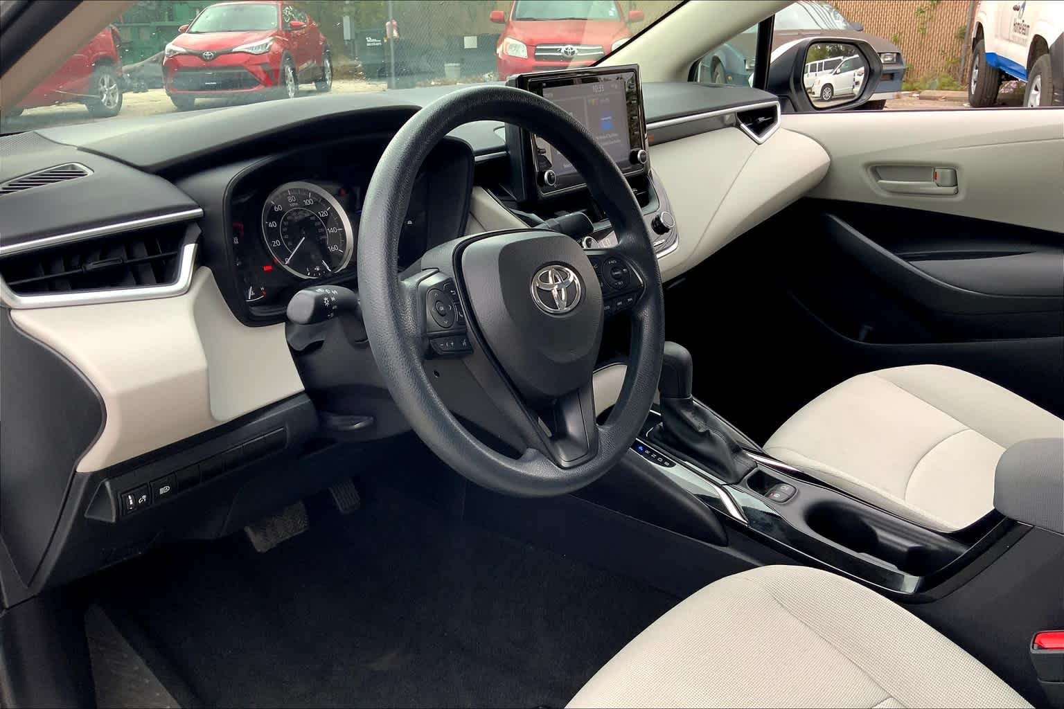 Used 2022 White Toyota LE image 17