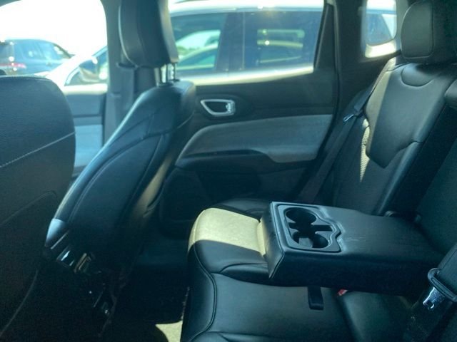 Used 2024 White/off-white Jeep Latitude image 6