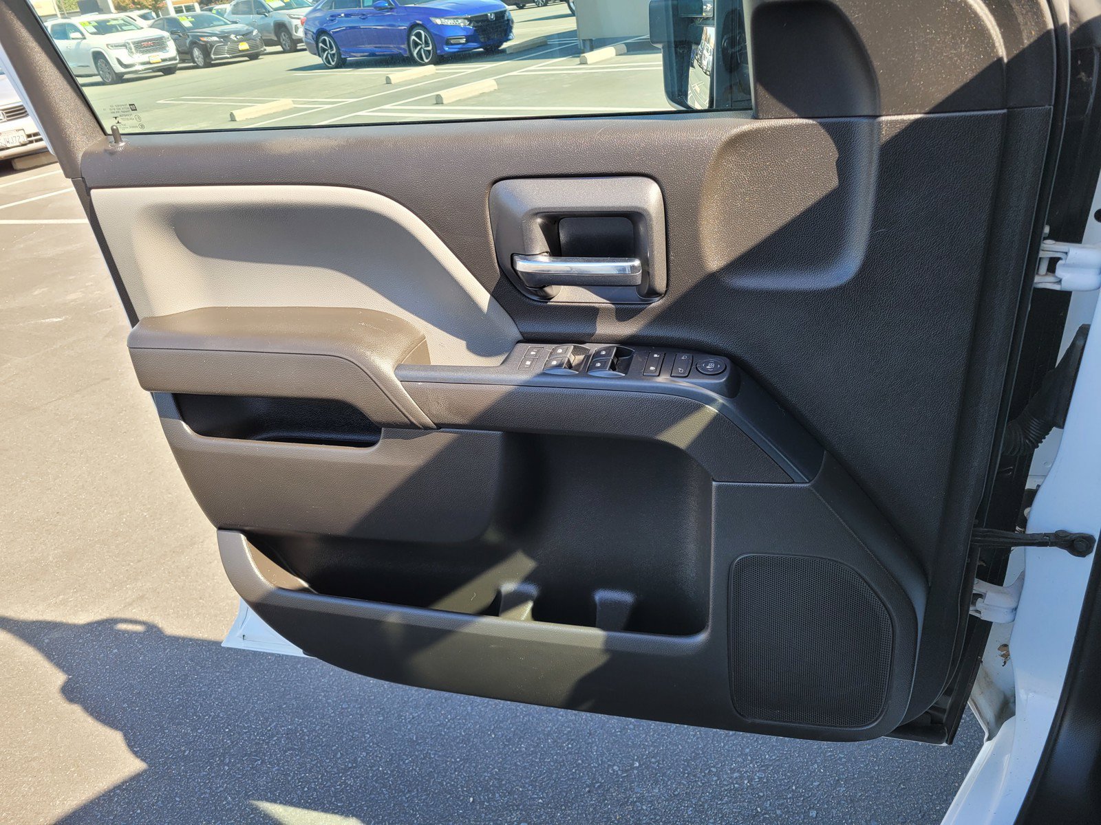 Used 2017 Summit White GMC  image 27