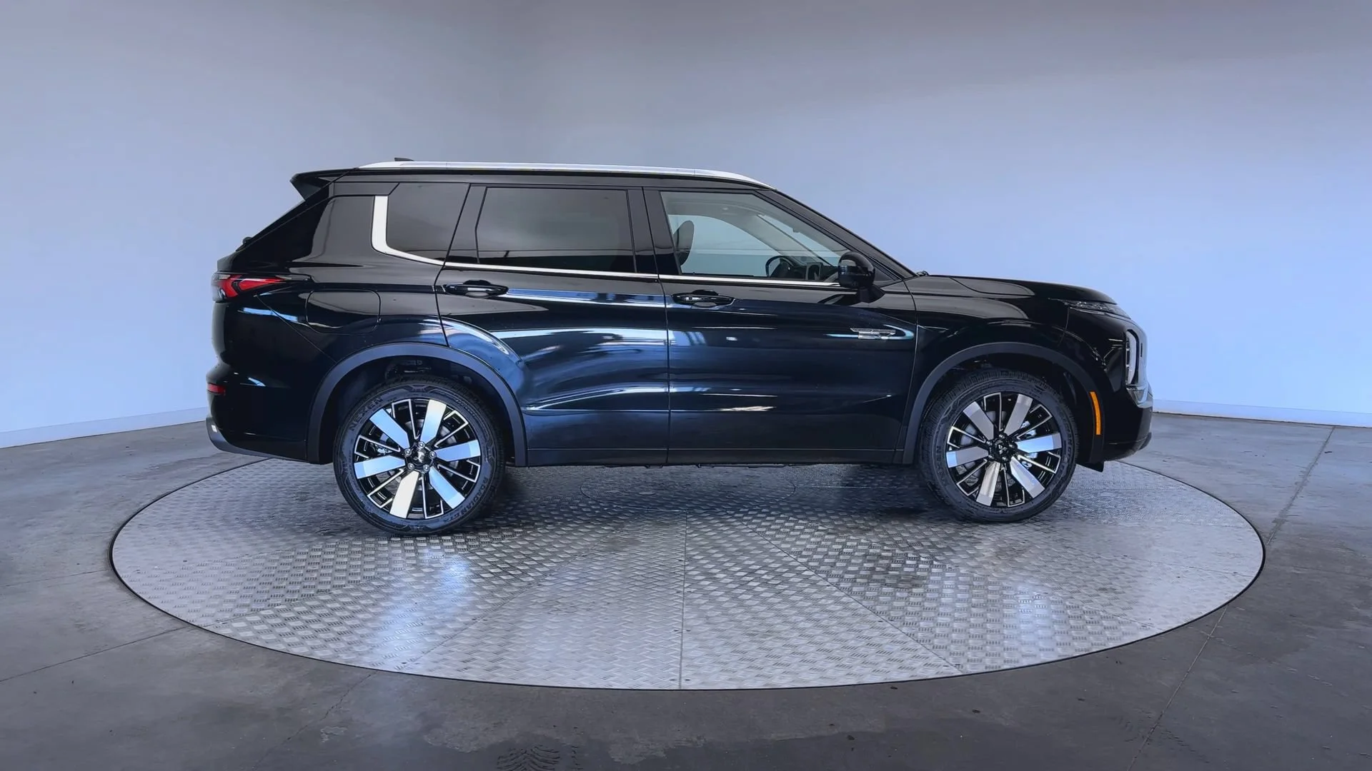 New 2026 Black Diamond Mitsubishi SEL image 9