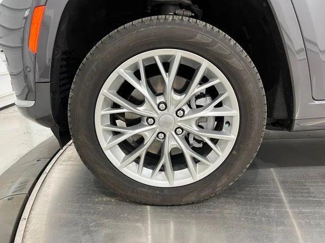 Used 2024 Gray Jeep Summit image 25