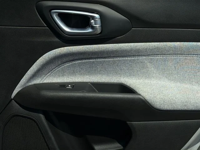 Used 2025 Silver Jeep Latitude image 34