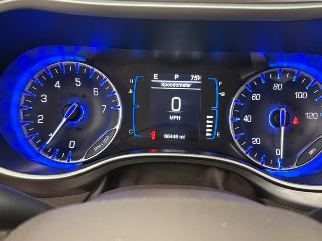 Used 2017 Red Chrysler Touring L image 27