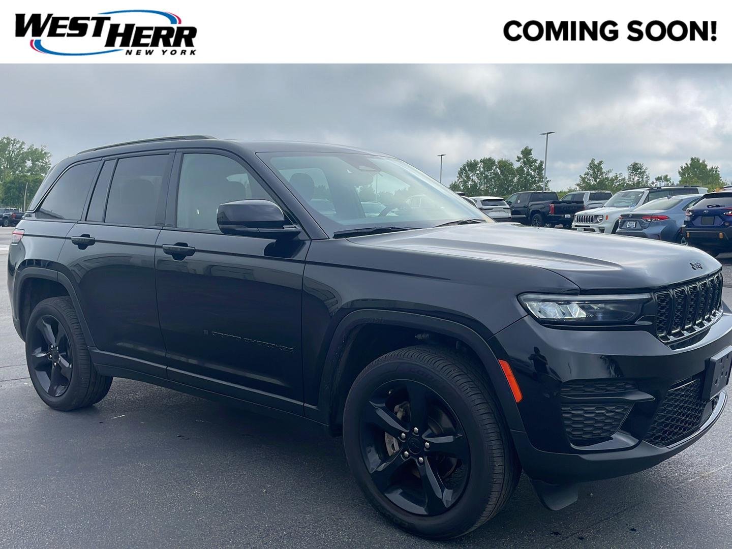 Used 2023 Diamond Black Crystal Pearlcoat Jeep Altitude image 1