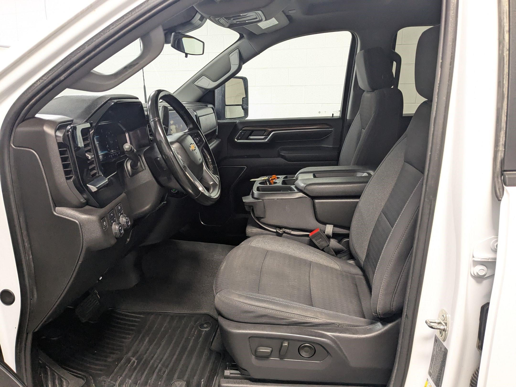 Used 2024 Summit White Chevrolet LT image 18