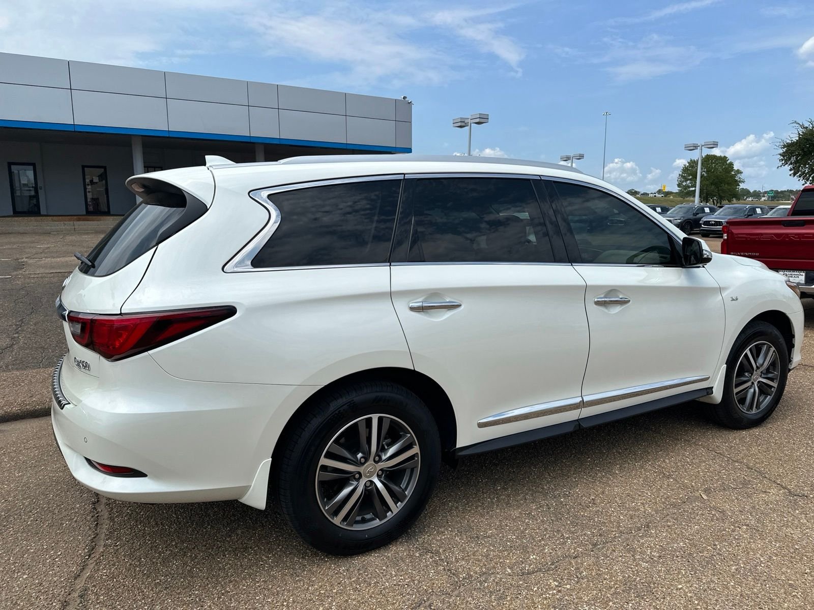 Used 2020 White INFINITI LUXE image 6