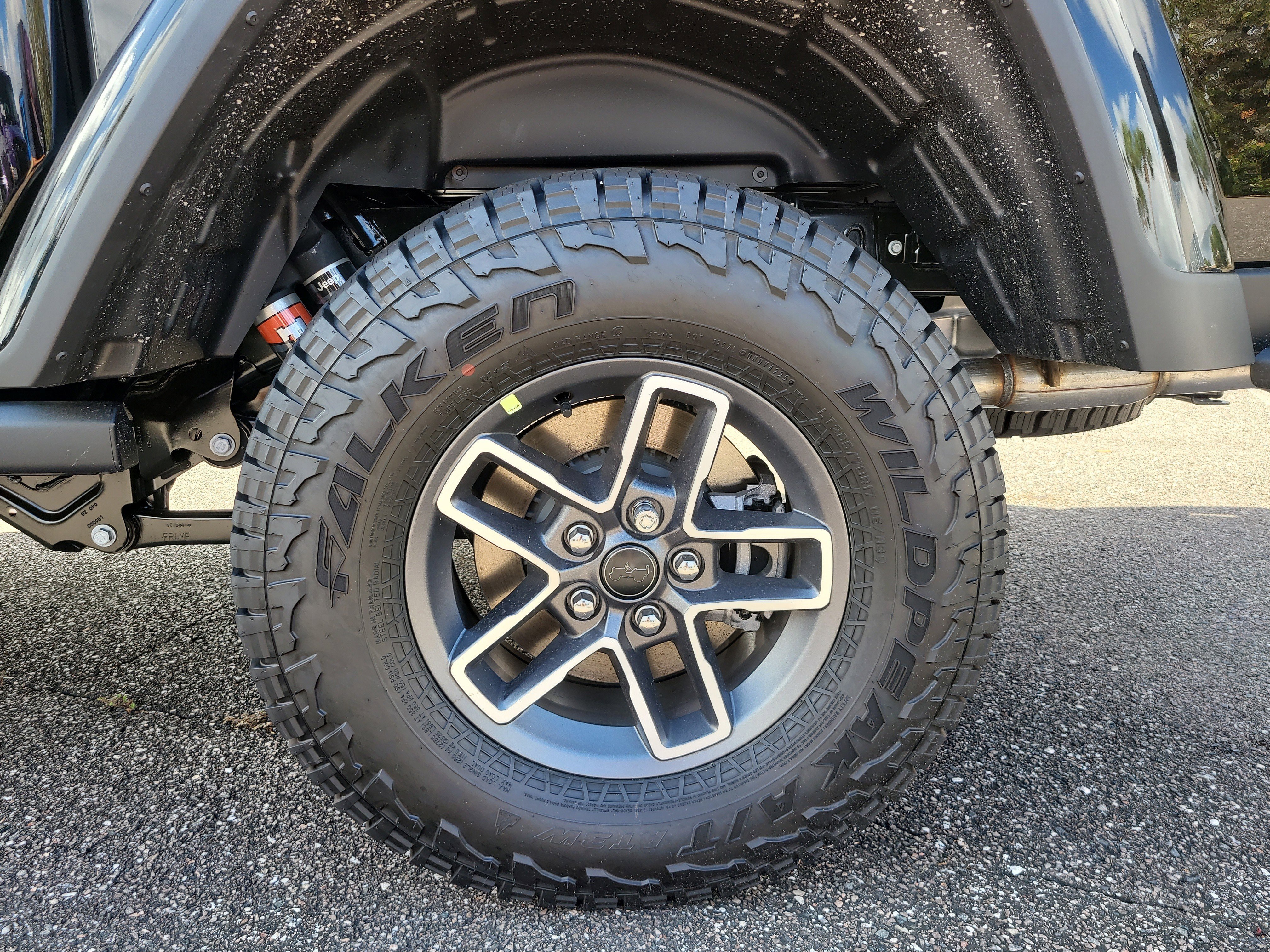 New 2026 Black Clear-Coat Exterior Paint Jeep Mojave X image 9