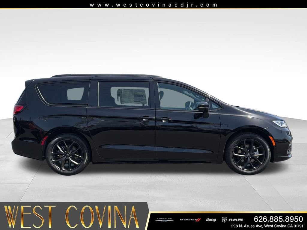 New 2026 Diamond Black Crystal Pearl-Coat Exterior Paint Chrysler Select image 6