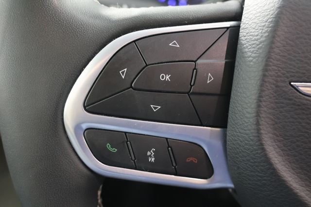 Used 2023 Silver Mist Clearcoat Chrysler Touring L image 11