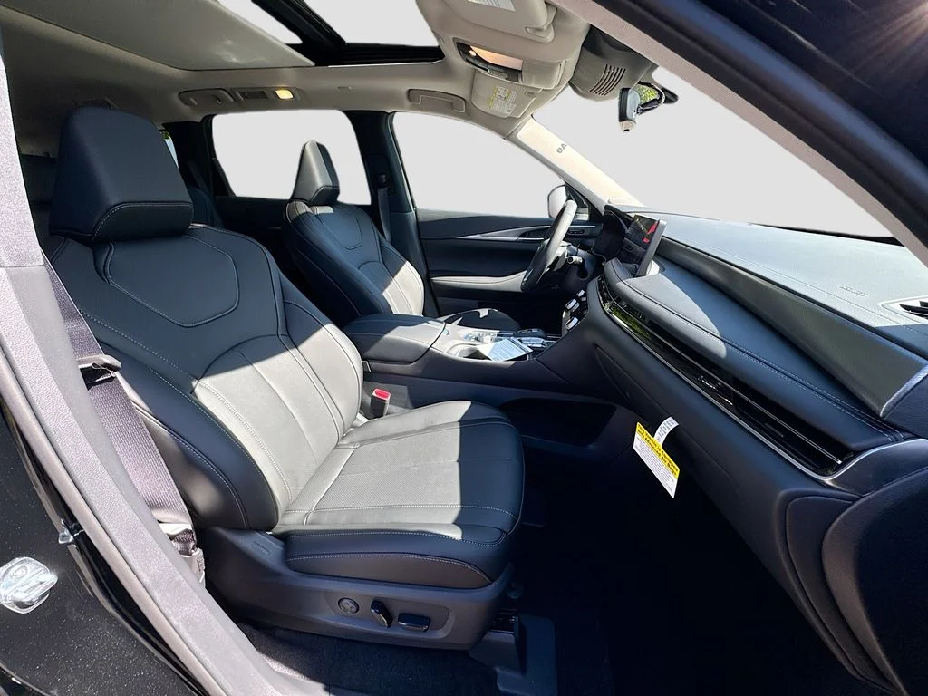 Used 2026 Black INFINITI LUXE image 32