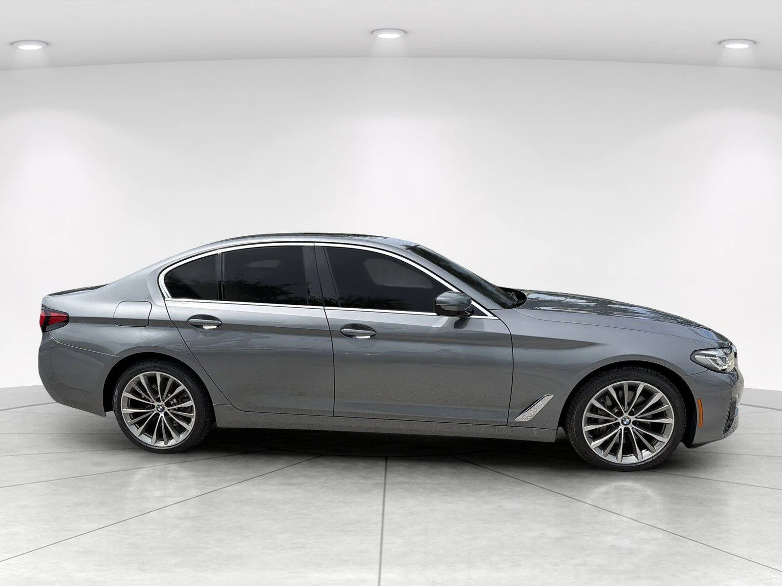 Used 2023 Skyscraper Grey Metallic BMW 540i image 3