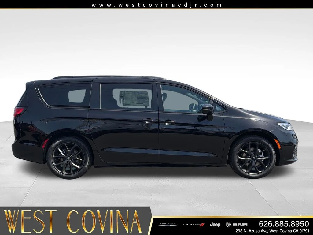 New 2026 Diamond Black Crystal Pearl-Coat Exterior Paint Chrysler Select image 6