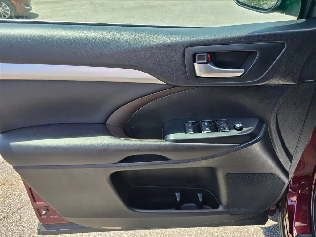 Used 2016  Toyota XLE V6 image 11