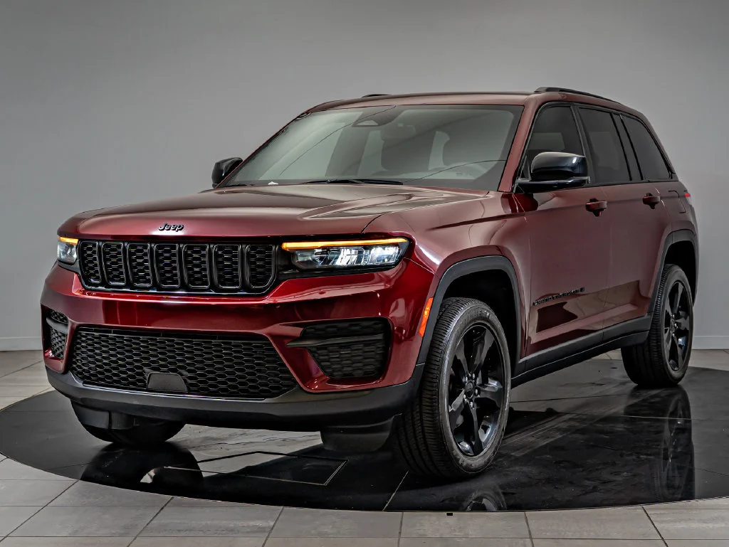 Used 2023 Velvet Red Pearlcoat Jeep Altitude image 1