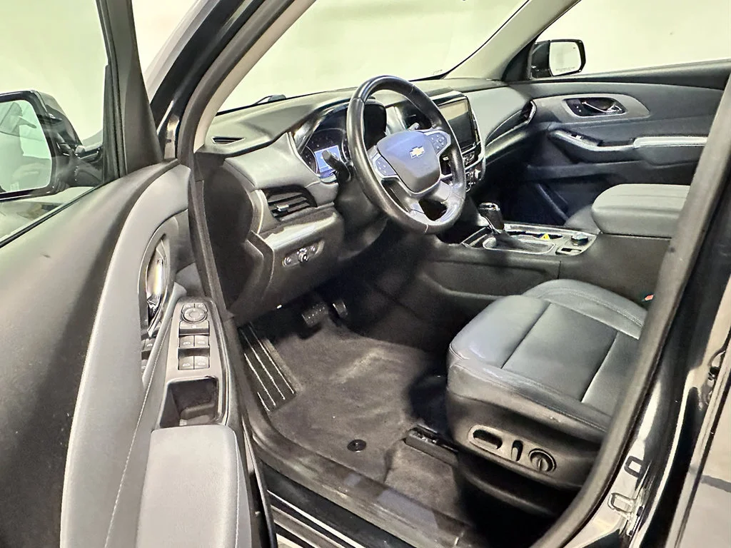 Used 2020 GRAPHITE METALLIC Chevrolet LT Leather image 20