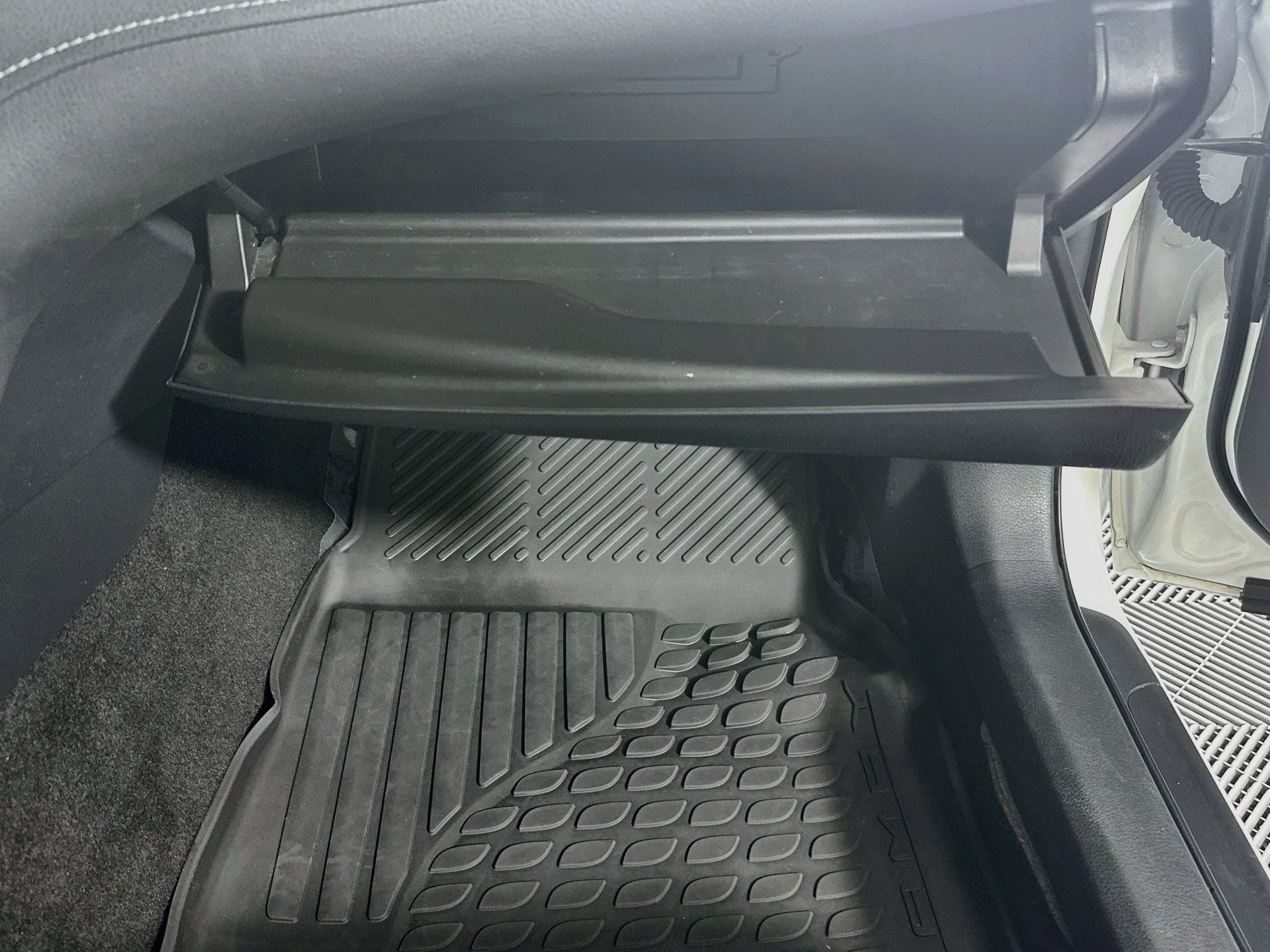 Used 2018 Super White Toyota SE image 31