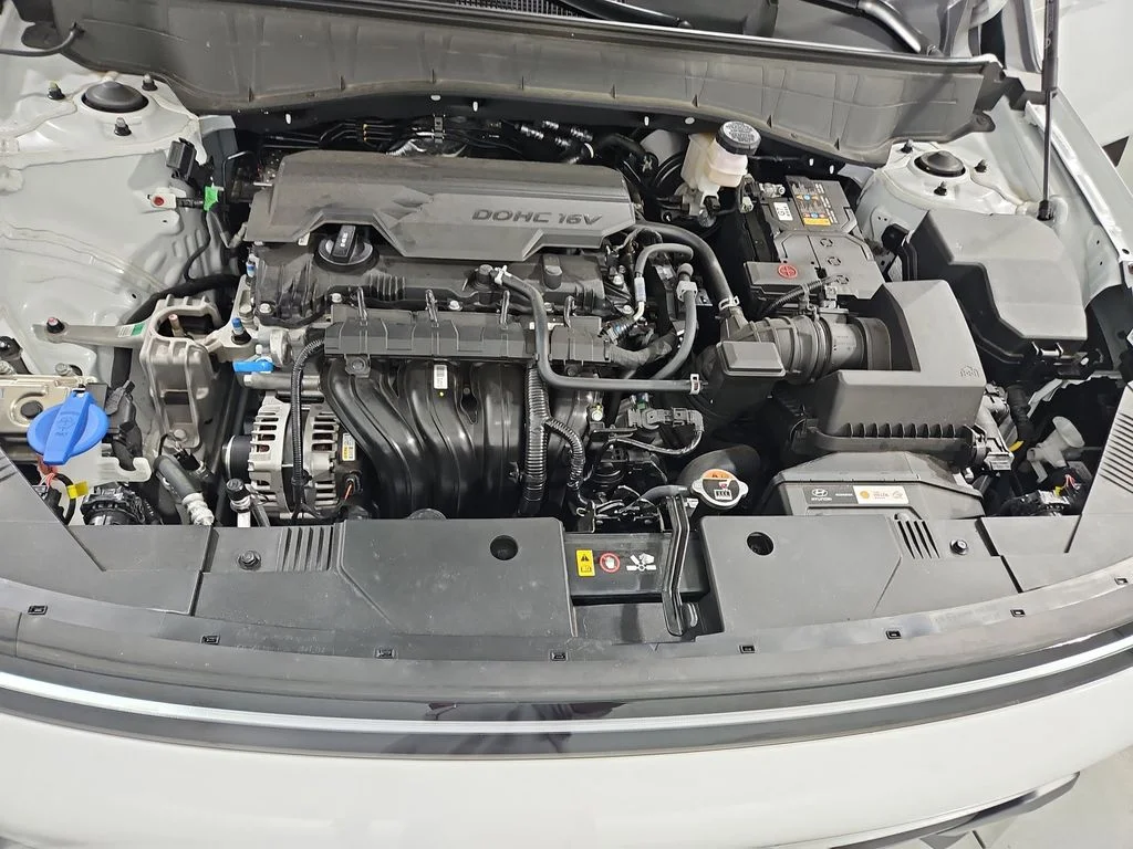 Used 2025 White Hyundai SEL Convenience image 23
