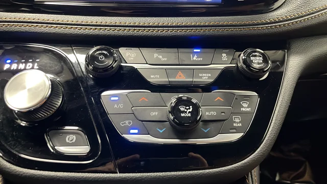 Used 2023 Brilliant Black Crystal Pearlcoat Chrysler Pinnacle image 18