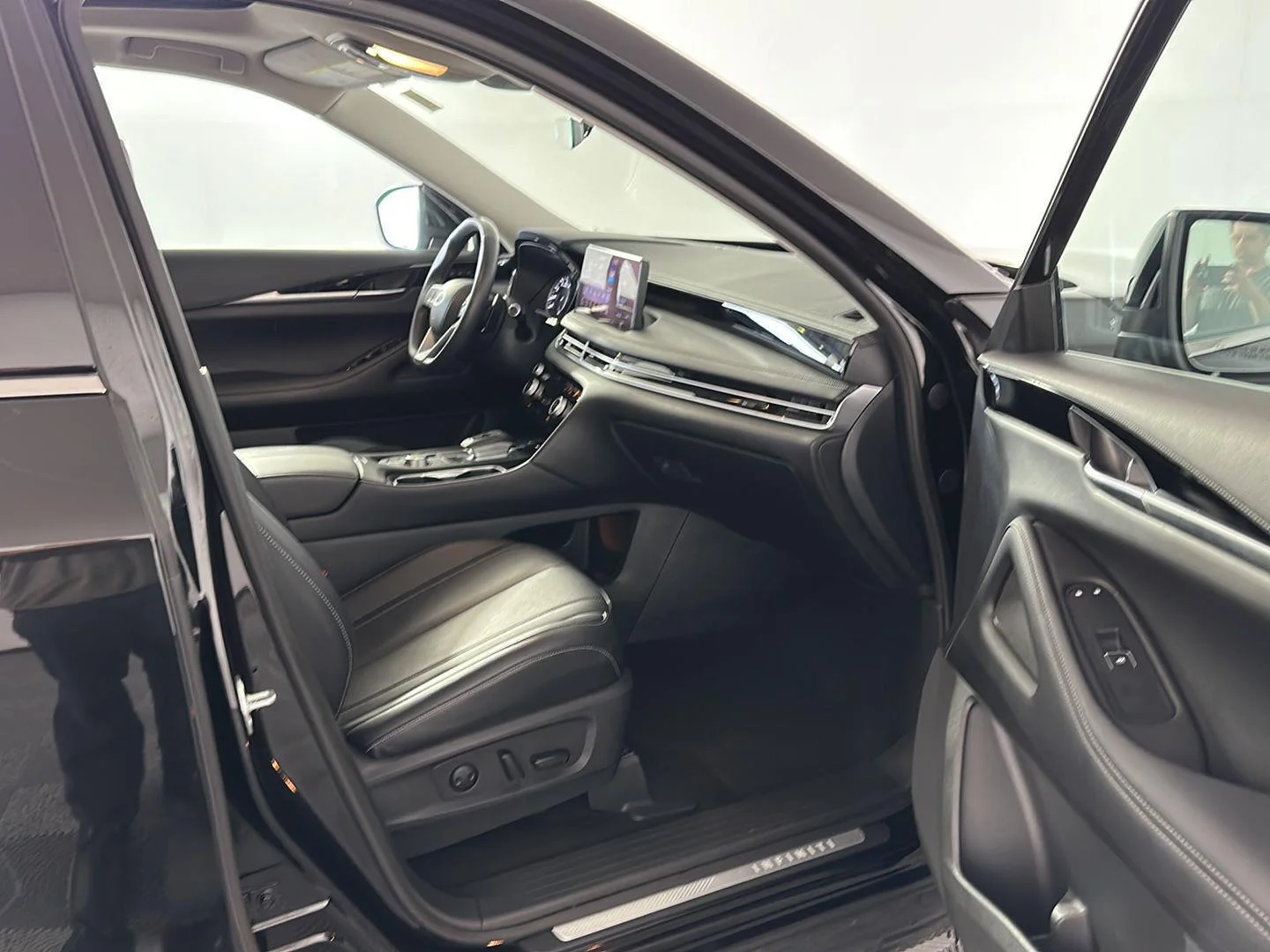 Used 2023 Mineral Black INFINITI PURE image 25