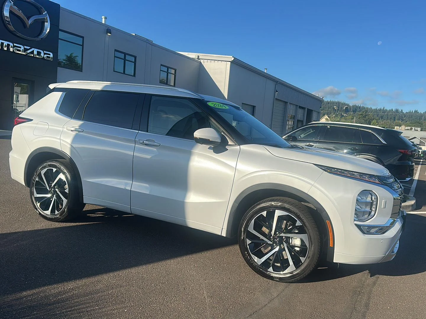 Used 2024 White Diamond Mitsubishi SEL image 8