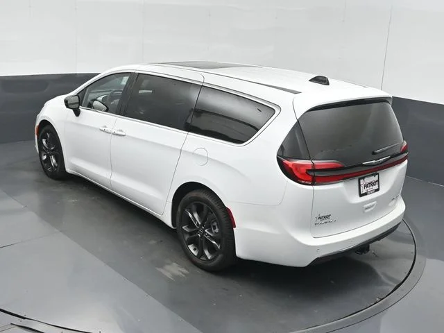 New 2026 Bright White Clear-Coat Exterior Paint Chrysler Limited image 39