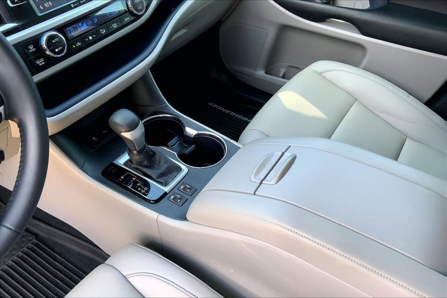 Used 2019 Celestial Silver Metallic Toyota XLE image 17