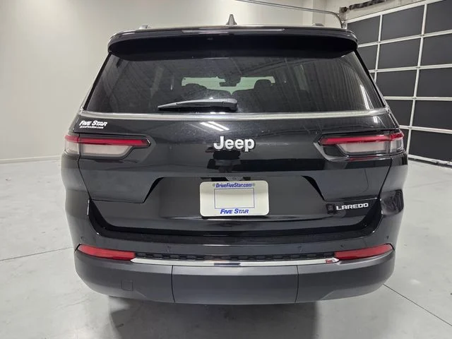 New 2026 Diamond Black Crystal Pearlcoat Jeep Laredo image 9