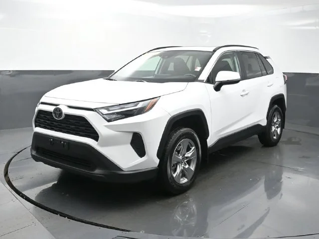 Used 2025 White Toyota XLE image 3