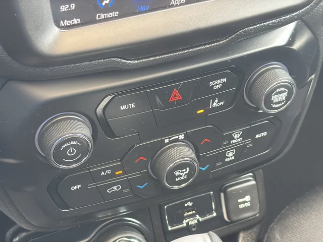 Used 2023 White Jeep Latitude image 25