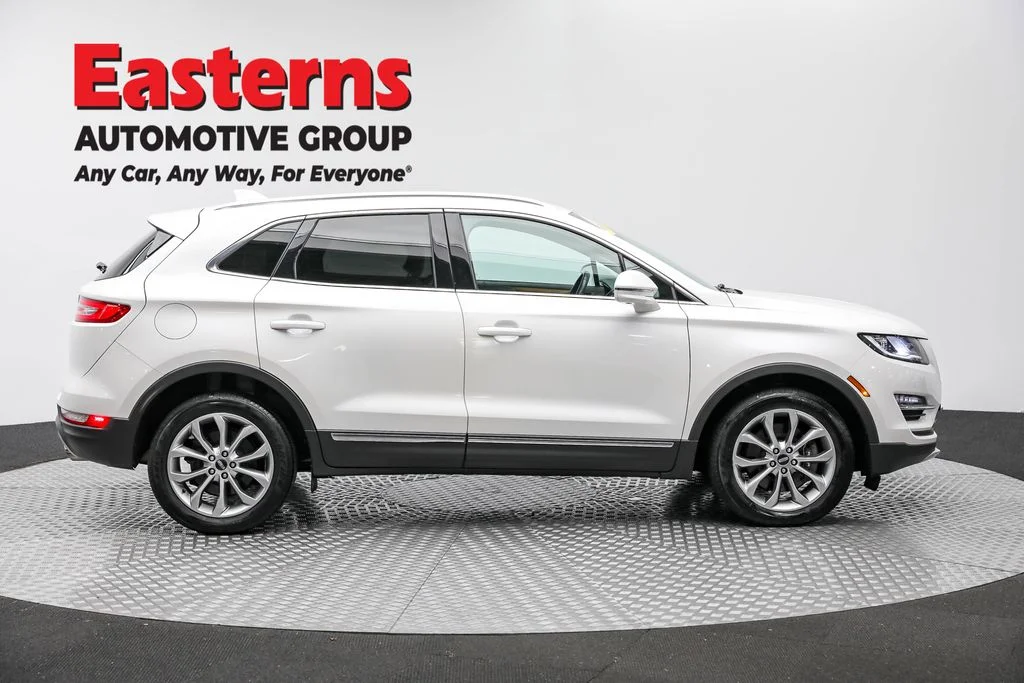 Used 2019 White Lincoln Select image 4