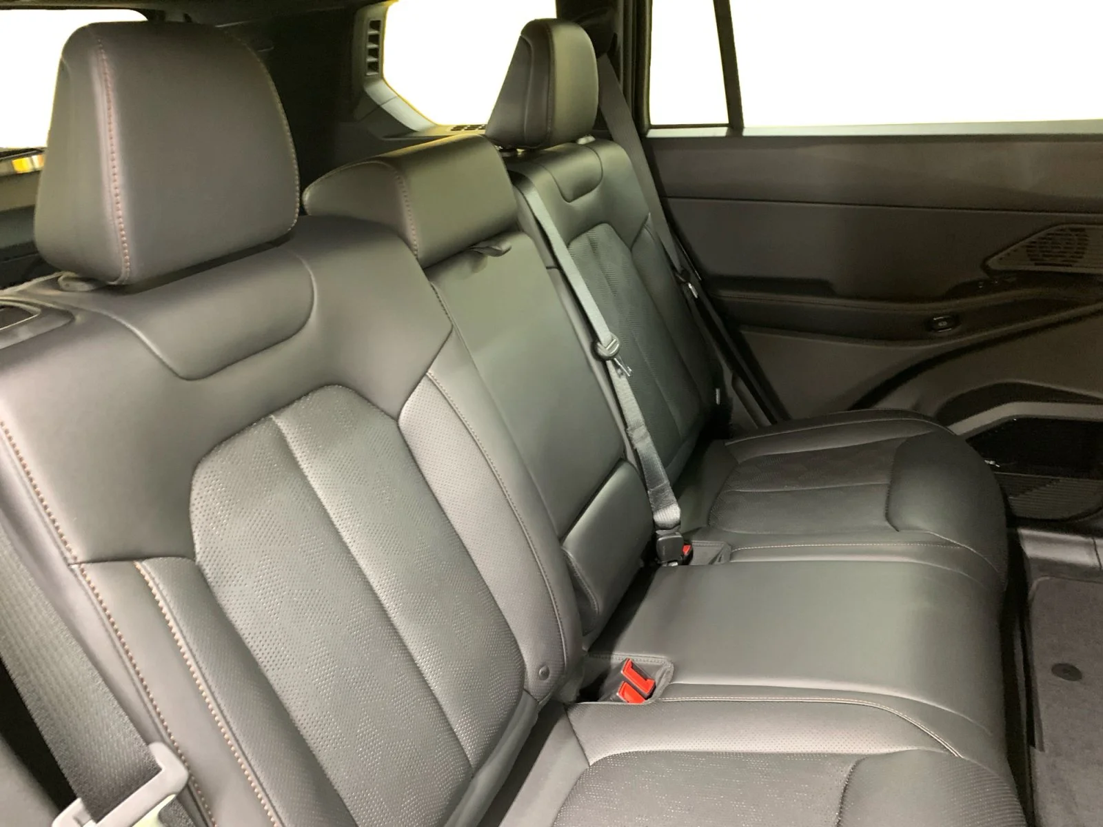 New 2026 Diamond Black Crystal Pearl Jeep Overland image 18