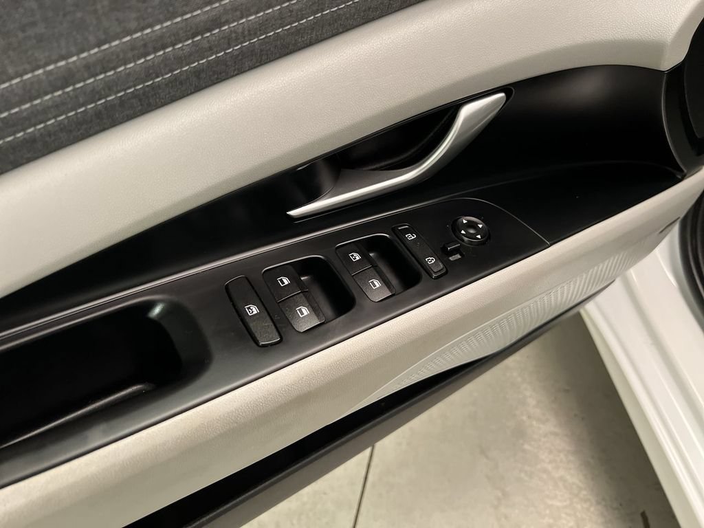 2025 Hyundai Elantra Limited - Photo 13