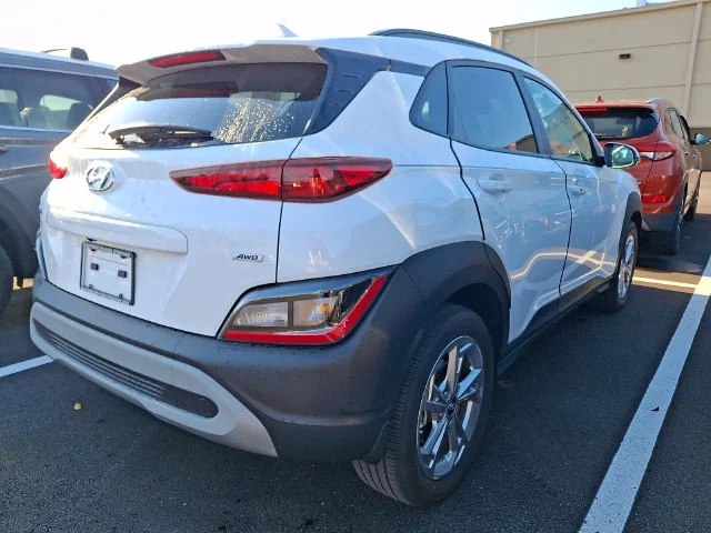 Used 2023 White Hyundai SEL image 4