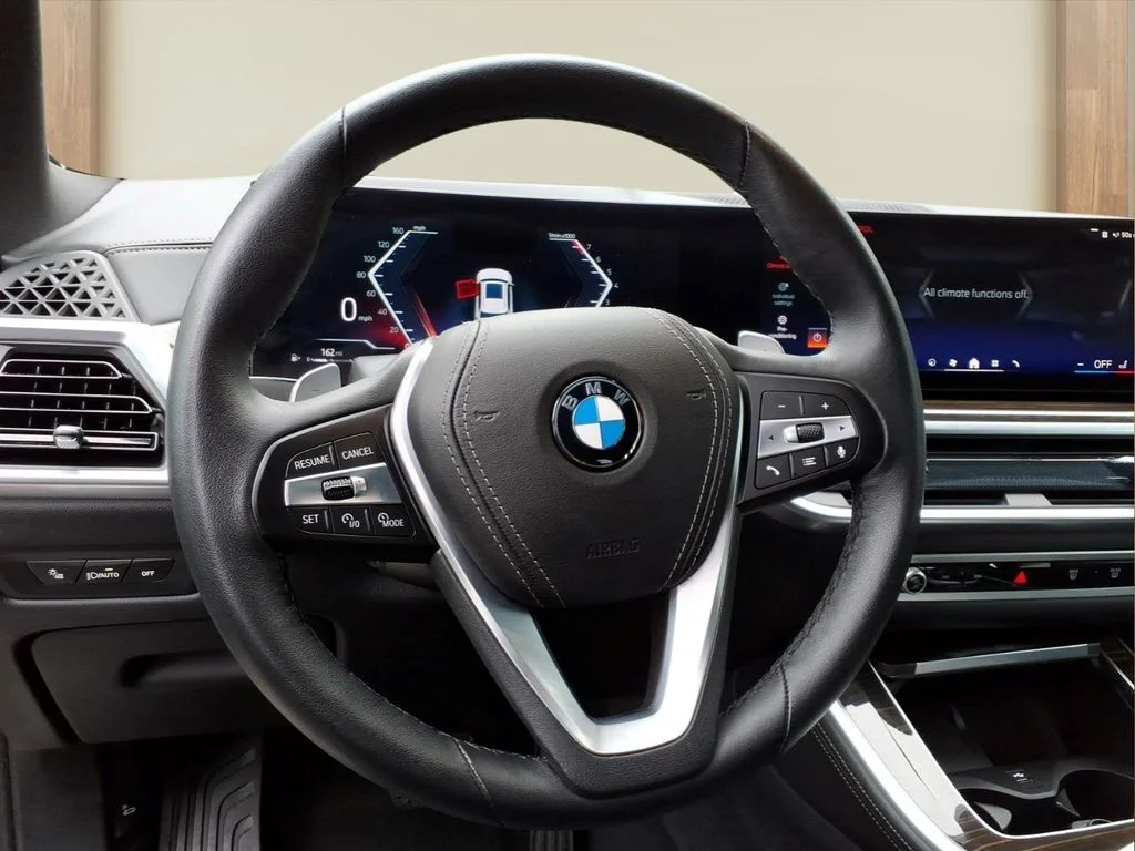 Used 2025 White BMW xDrive40i image 3