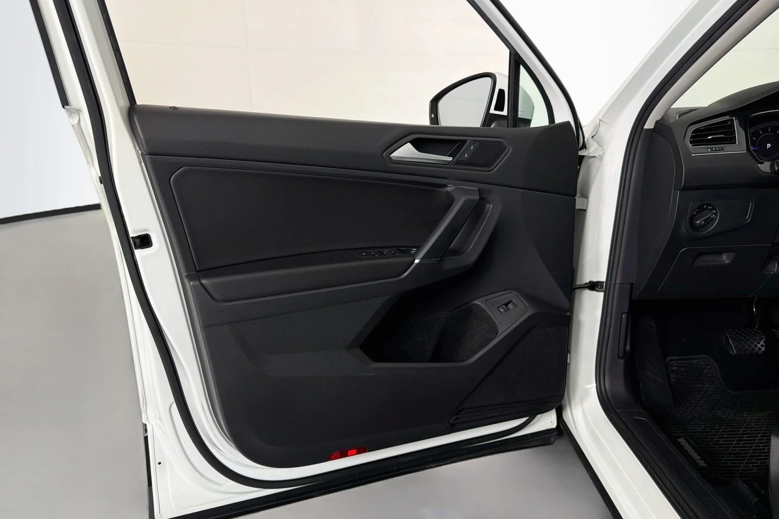 Used 2020 Pure White Volkswagen SEL image 22