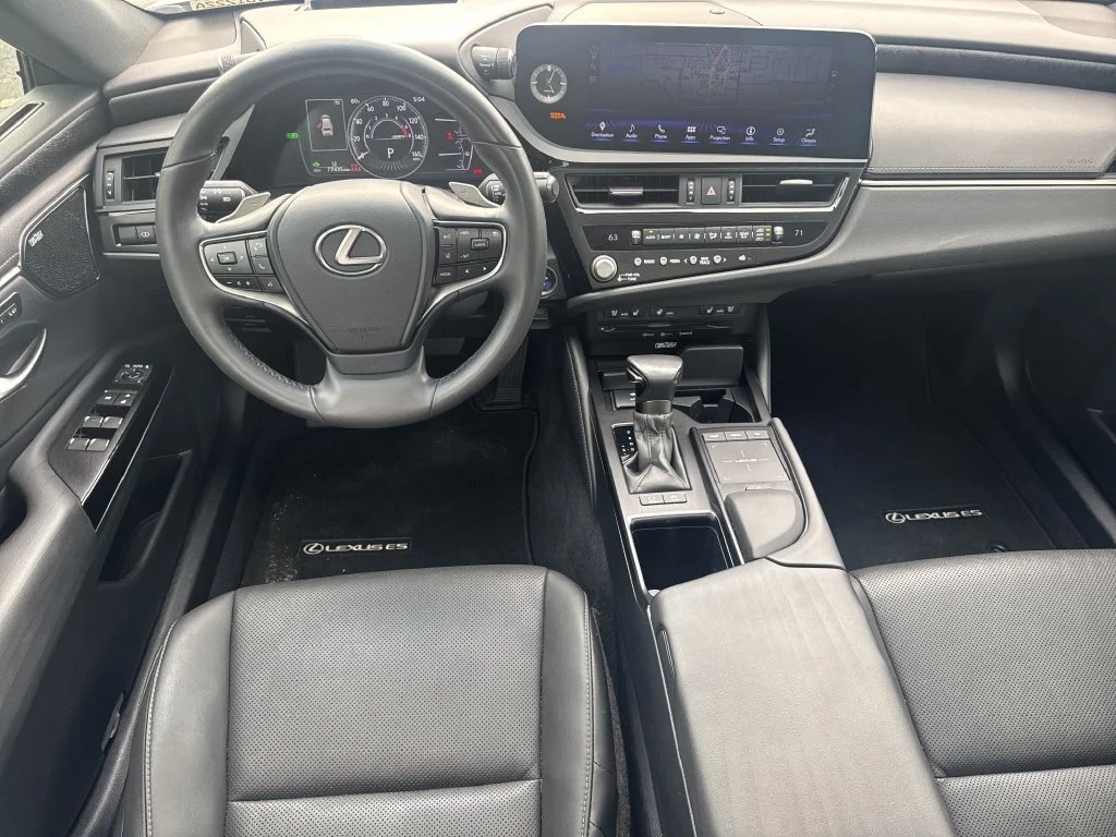 Used 2022 White Lexus 300h image 22