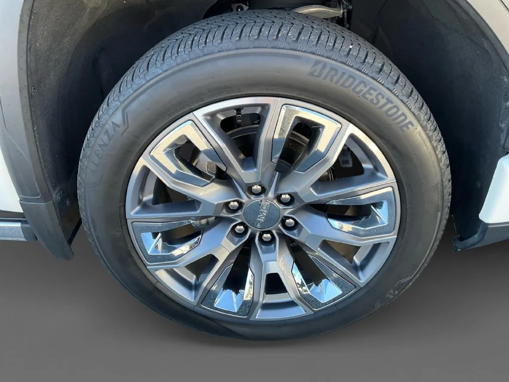 Used 2024 White Frost Tricoat GMC Denali image 12