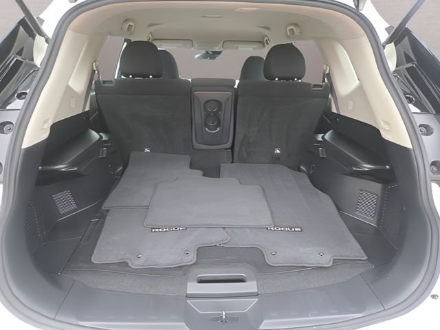 Used 2019 White Nissan S image 27