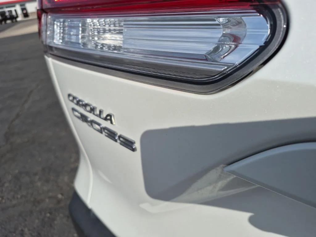 Used 2023 Pearl Toyota LE image 10
