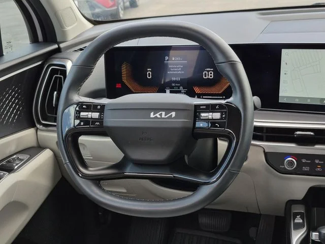 Used 2026 Glacial White Pearl Kia EX image 18
