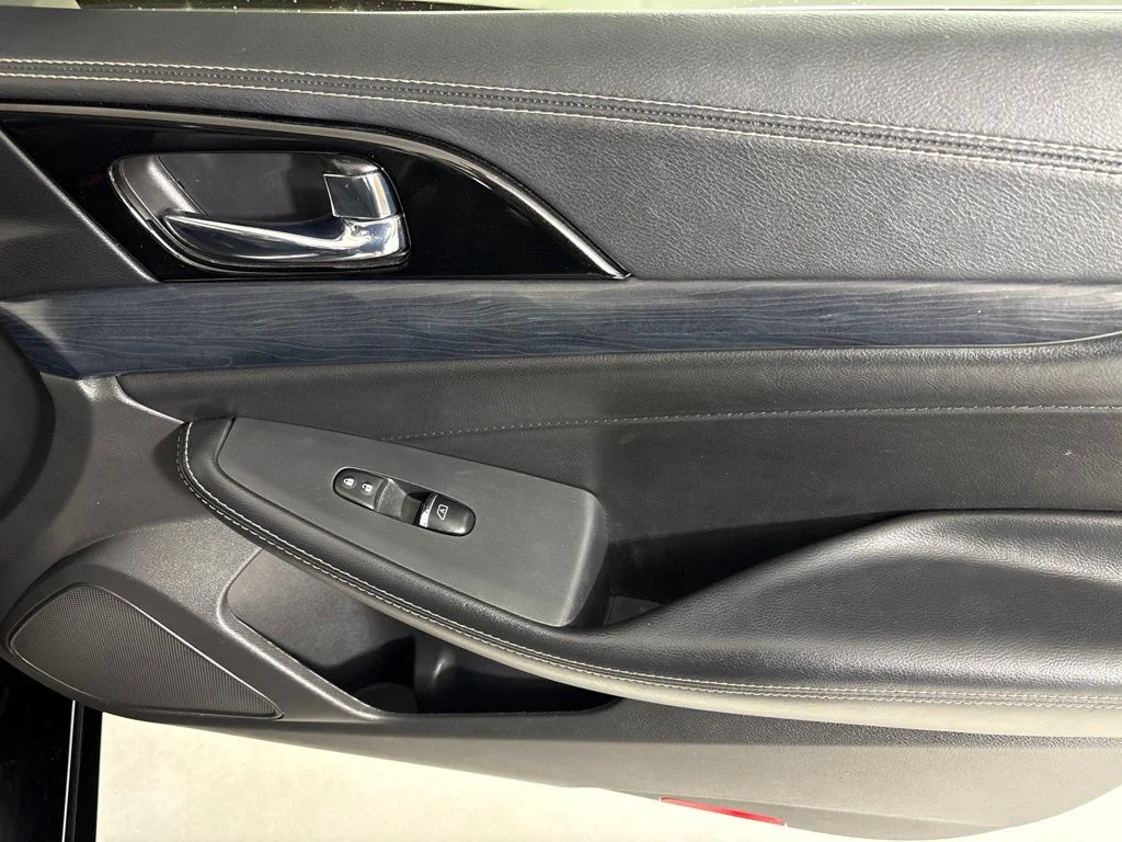 Used 2020 Black Nissan Platinum image 13