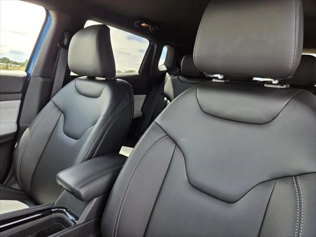 New 2026 Hydro Blue Pearl-Coat Exterior Paint Jeep Limited image 22