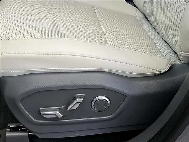 Used 2025 Gray Hyundai SEL (DCT) Front-Wheel Drive image 13